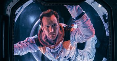 Ex-astronaut Brian Harper (Patrick Wilson) in a scene of the &quot;Moonfall.&quot; (DPA)
