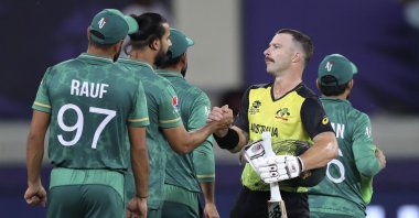 Australia&#039;s Matthew Wade greets Pakistan&#039;s cricketers after winning the T20 Cricket World Cup semifinal, Dubai, UAE, Nov. 11, 2021. (AP Photo)