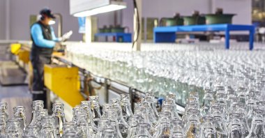 An employee inspects products at a Şişecam factory in this undated file photo. (Sabah Photo)
