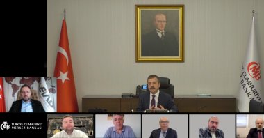Turkish central bank Governor Şahap Kavcıoğlu (C), MÜSIAD Chairperson Mahmut Asmalı (L) and the group's representatives from foreign countries during the meeting to introduce a deposit scheme for expats. (Photo: @Merkez_Bankasi)