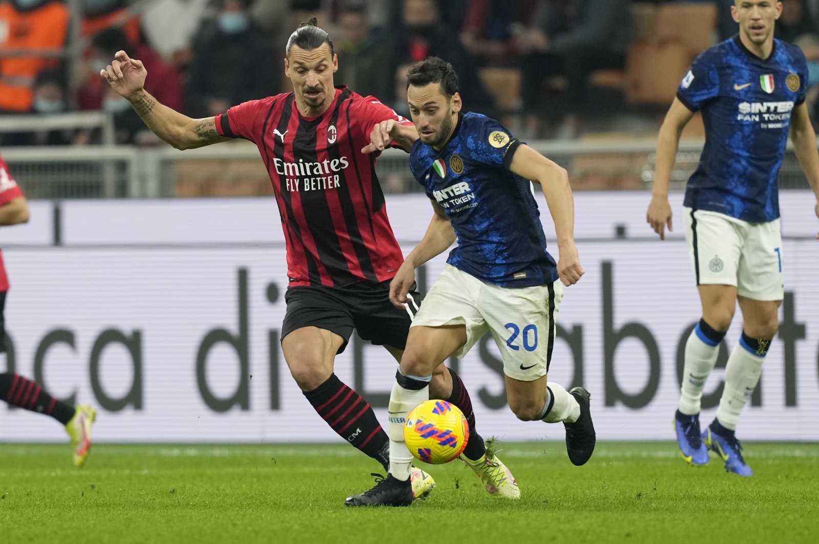 Milan&#039;s Zlatan Ibrahimovic (L) and Inter&#039;s Hakan Çalhanoğlu vie for the ball during a Serie A match at the San Siro, Milan, Italy, Sunday, Nov. 7, 2021. (AP Photo)