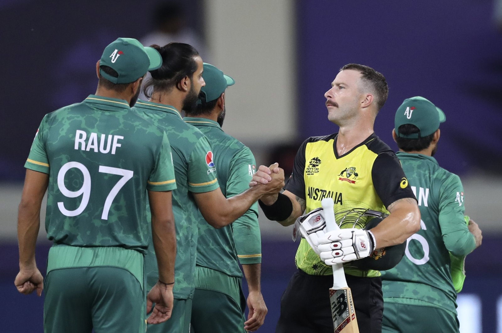 Australia&#039;s Matthew Wade greets Pakistan&#039;s cricketers after winning the T20 Cricket World Cup semifinal, Dubai, UAE, Nov. 11, 2021. (AP Photo)