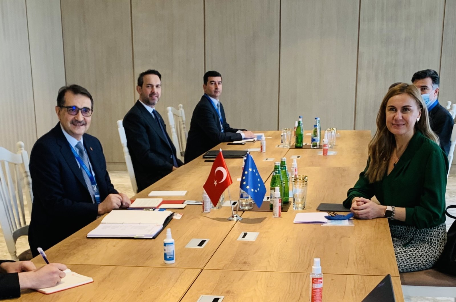 Turkey&#039;s Energy Minister Fatih Dönmez (L) and EU Energy Commissioner Kadri Simson (R) in Baku, Azerbaijan, Feb. 4, 2022. (Photo: @KadriSimson)