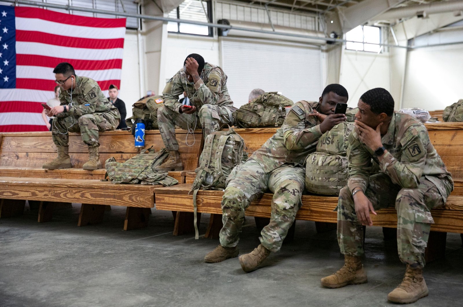 U.S. service members wait at the Pope Army Airfield before deploying to Europe at Fort Bragg, North Carolina, Feb. 3, 2022. (AFP Photo)