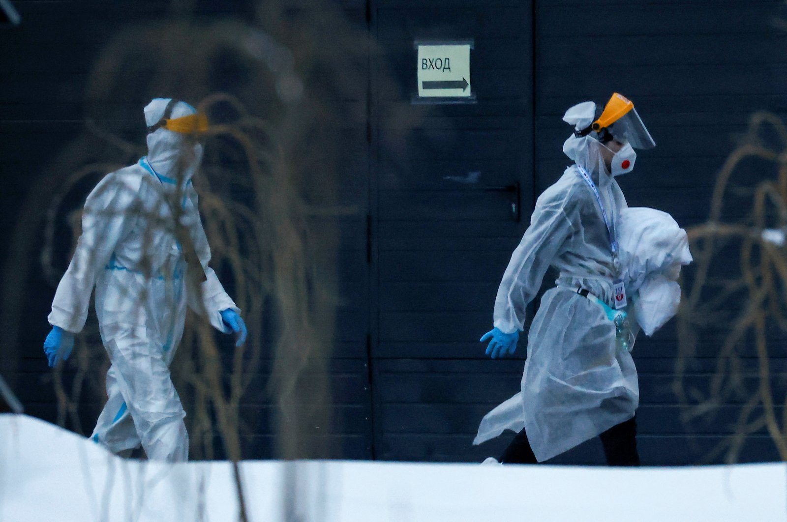 Medical specialists walk outside a hospital for patients infected with coronavirus disease (COVID-19) on the outskirts of Moscow, Russia, Feb. 1, 2022. (Reuters Photo)