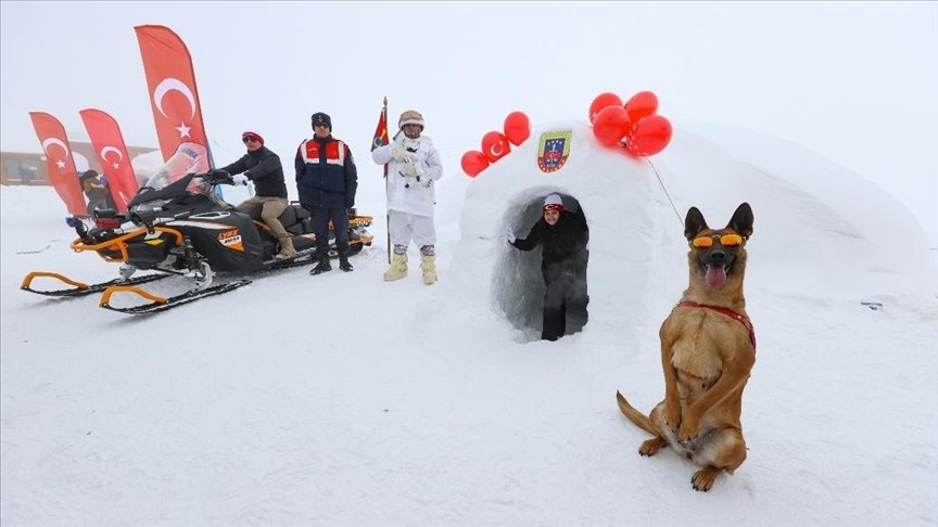 Hakkari gendarmerie&#039;s search and rescue dog Linda poses for a picture near the entrance of the igloo alongside security forces, Hakkari province, eastern Turkey, Feb. 6, 2022 (AA Photo)
