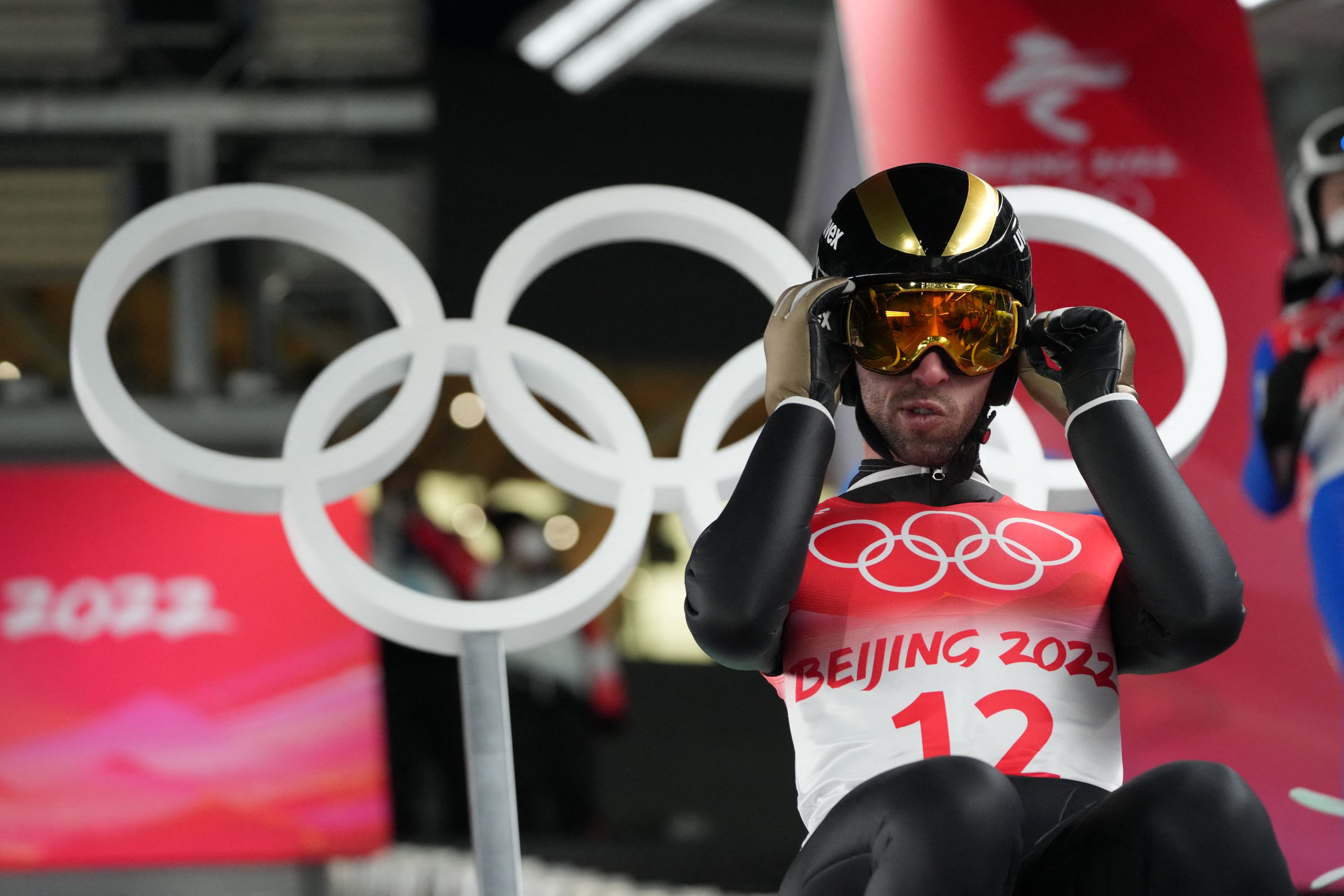 Pelompat ski Turki Fatih Arda İpcioğlu (tengah) di Olimpiade Musim Dingin Beijing 2022, Zhangjiakou, Cina, 6 Februari 2022. (Foto Reuters)