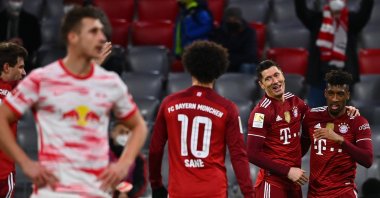 Munich's Robert Lewandowski (2nd R) celebrates with teammate Kingsley Coman (R) after scoring in a Bundesliga game against RB Leipzig, Munich, Germany, Feb. 5, 2022. (EPA Photo)