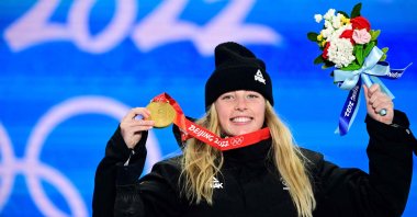 New Zealand&#039;s Zoi Sadowski Synnott celebrates after winning the Women&#039;s snowboard slopestyle gold medal, Zhangjiakou, China, Feb. 6, 2022. (AFP Photo)
