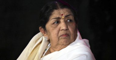 Singer Lata Mangeshkar attends the launch of photographer Gautam Rajadhyaksh’s Marathi coffee table book "Chehere" in Mumbai, India, June 18, 2010. (AFP Photo)
