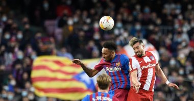 Barcelona&#039;s Gabonese midfielder Pierre-Emerick Aubameyang (L) heads the ball past Atletico Madrid&#039;s Mexican midfielder Hector Herrera during the Spanish league football match between FC Barcelona and Club Atletico de Madrid at the Camp Nou stadium in Barcelona, Feb. 6, 2022. (AFP Photo)