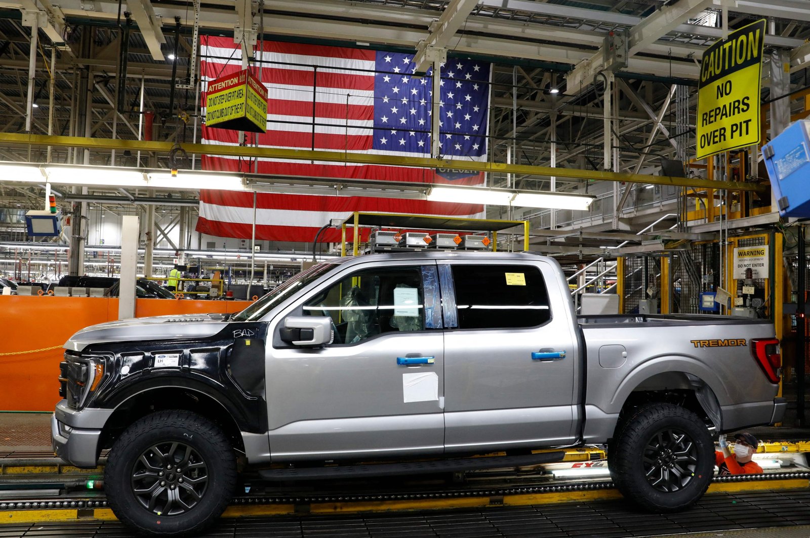 Krisis chip memaksa raksasa mobil Ford untuk menghentikan produksi Amerika Utara