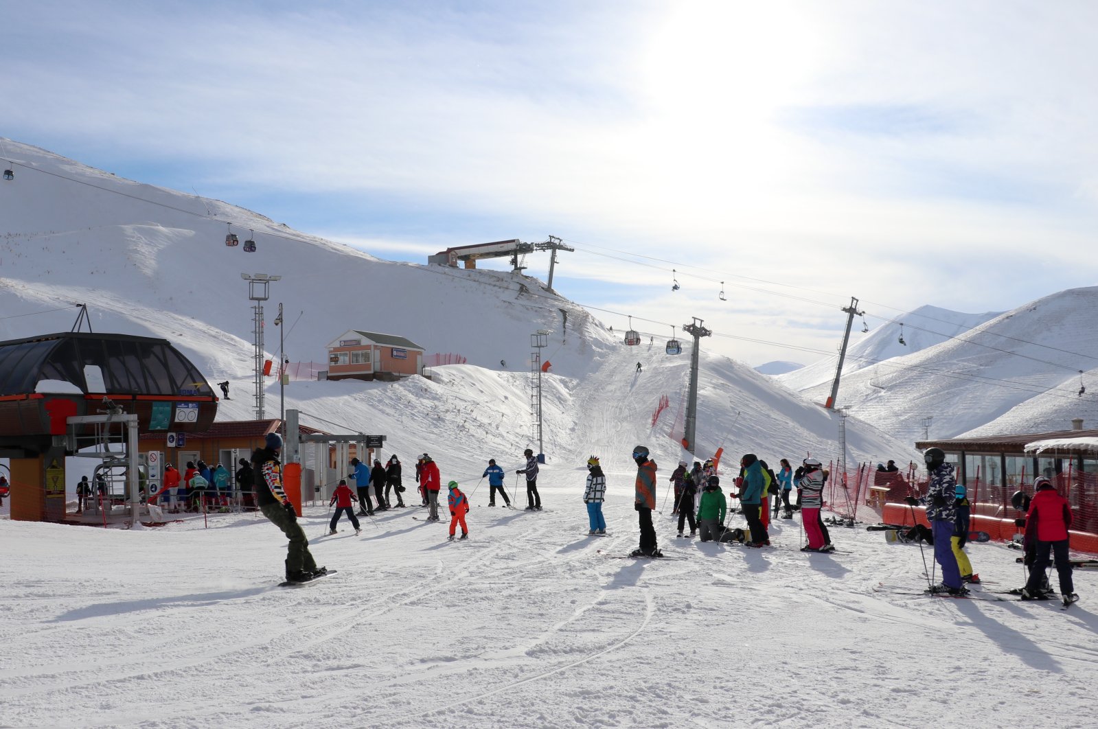 Tourists are seen while skiing at Erzurum&#039;s Palandöken ski resort in eastern Turkey, Feb. 2, 2022 (AA Photo)