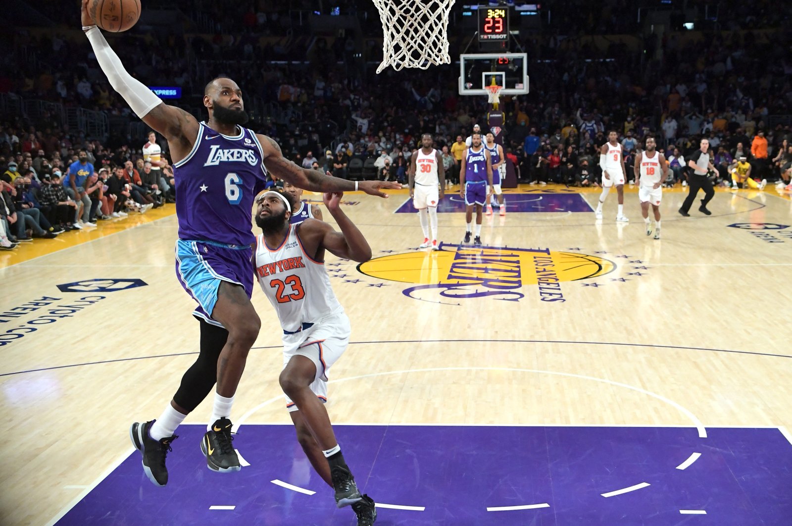 Los Angeles Lakers forward LeBron James (L) scores past New York Knicks center Mitchell Robinson during an NBA game, Los Angeles, California, U.S., Feb. 5, 2022. (Reuters Photo)
