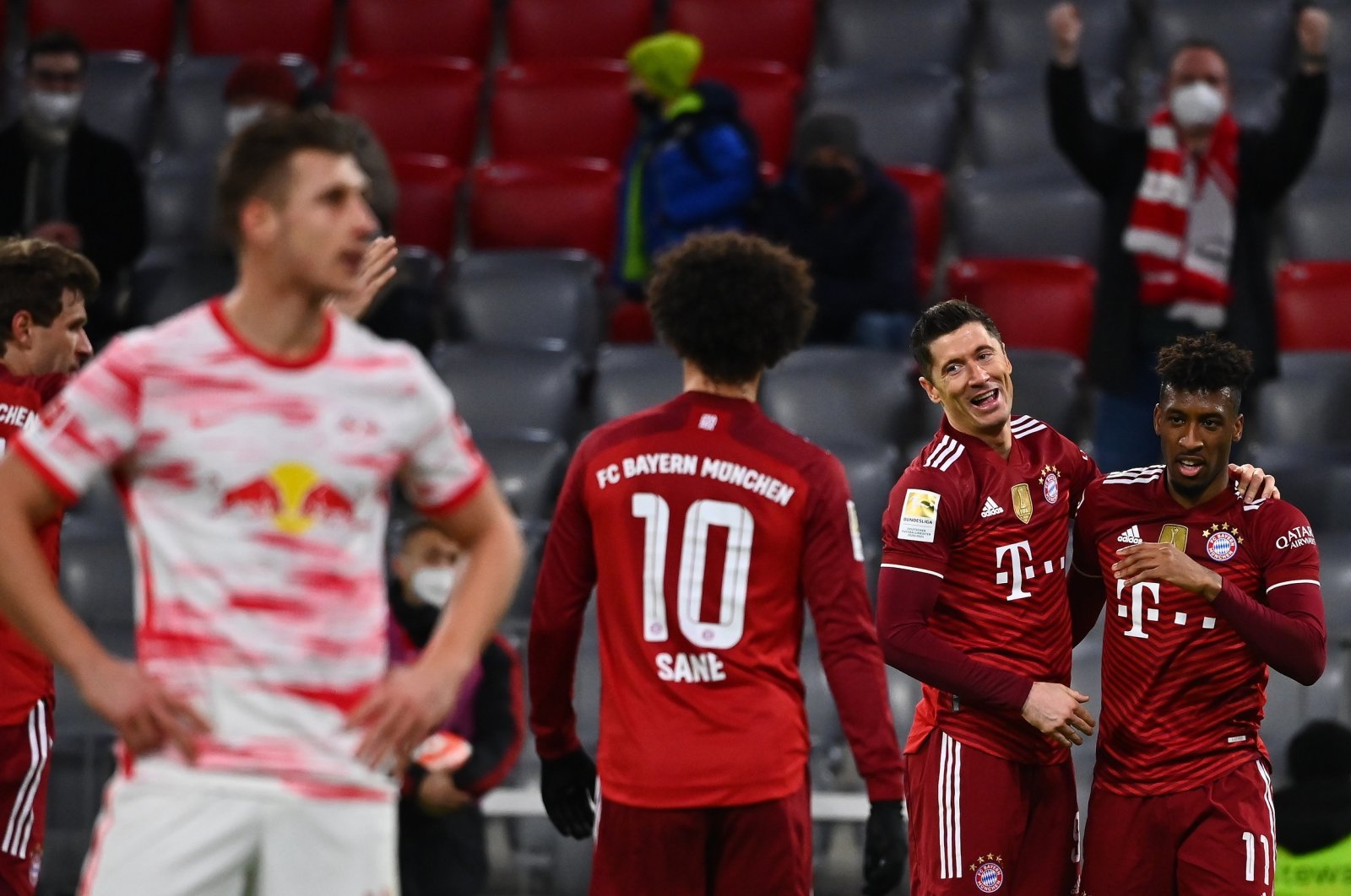 Munich&#039;s Robert Lewandowski (2nd R) celebrates with teammate Kingsley Coman (R) after scoring in a Bundesliga game against RB Leipzig, Munich, Germany, Feb. 5, 2022. (EPA Photo)