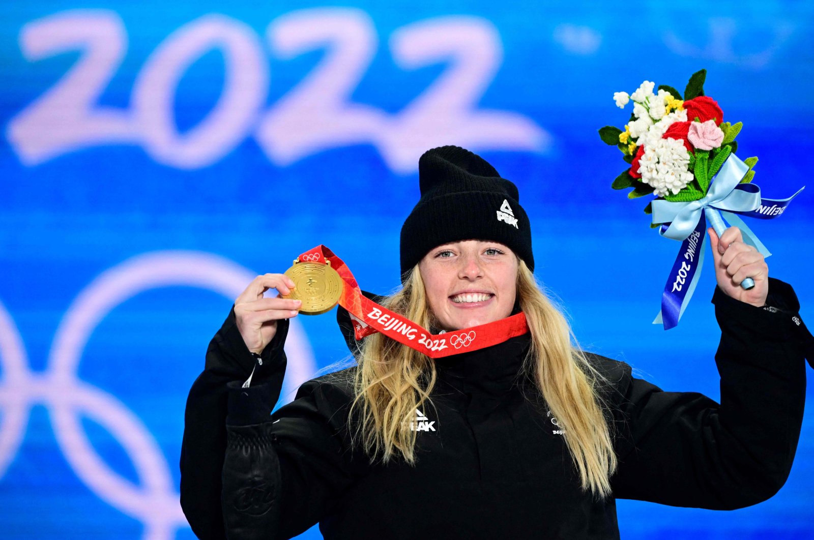 New Zealand&#039;s Zoi Sadowski Synnott celebrates after winning the Women&#039;s snowboard slopestyle gold medal, Zhangjiakou, China, Feb. 6, 2022. (AFP Photo)