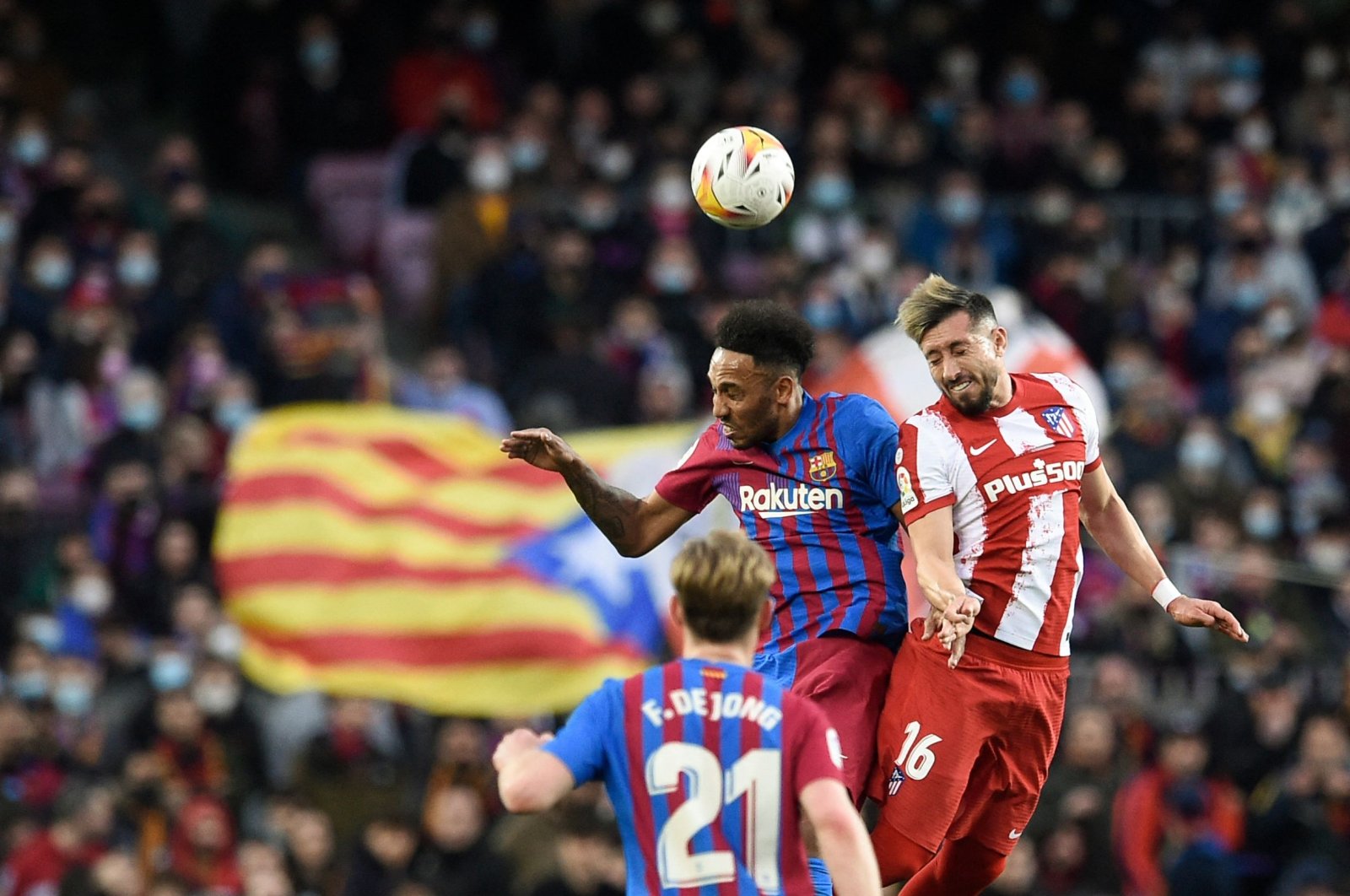 Barcelona&#039;s Gabonese midfielder Pierre-Emerick Aubameyang (L) heads the ball past Atletico Madrid&#039;s Mexican midfielder Hector Herrera during the Spanish league football match between FC Barcelona and Club Atletico de Madrid at the Camp Nou stadium in Barcelona, Feb. 6, 2022. (AFP Photo)