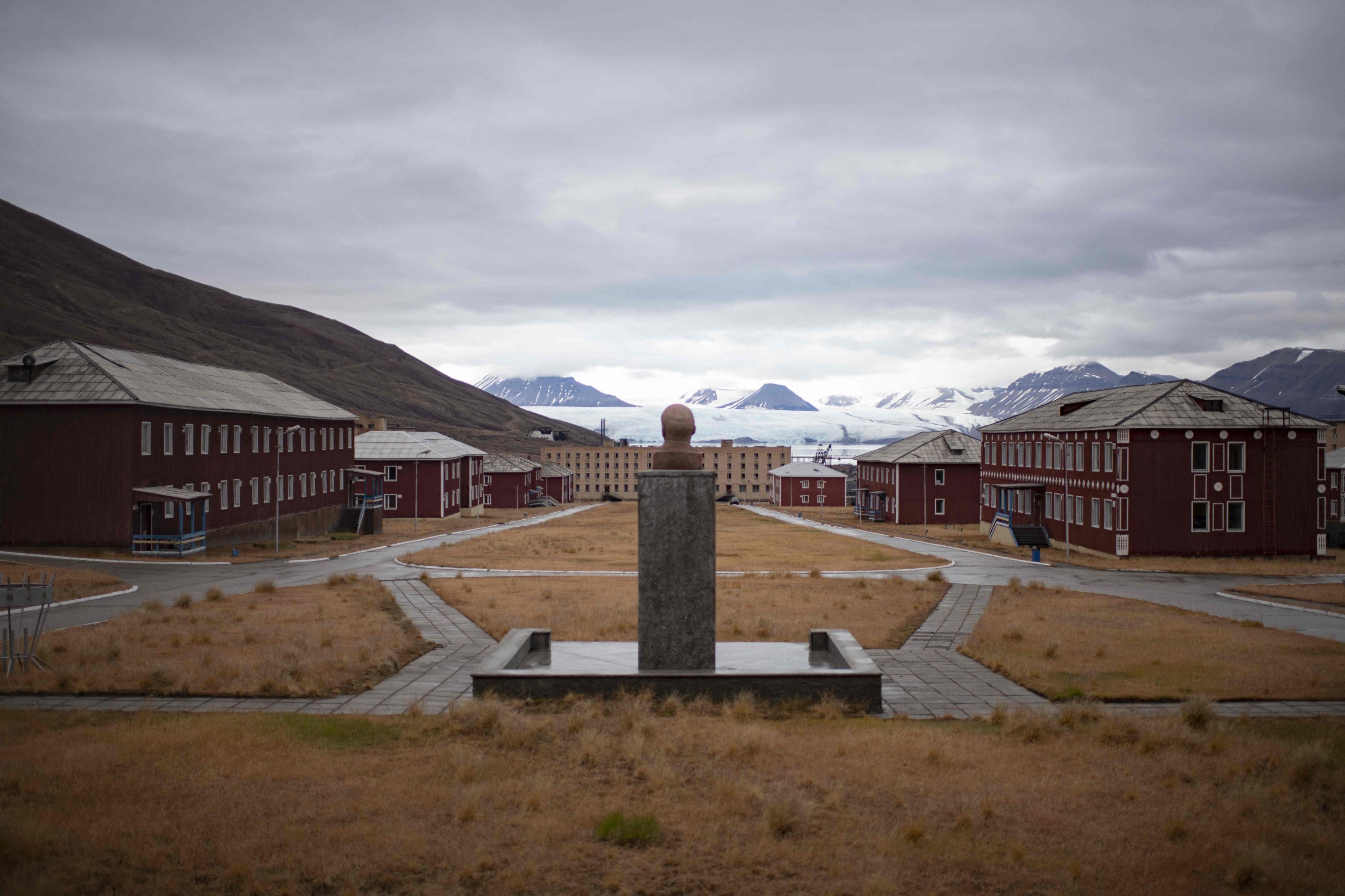 A general view shows a statue of Lenin in the middle of the abandoned ex-Soviet mining village of Pyramiden, in front of the glacier Nordenskioldbreen in Svalbard, Norway, Sept. 21, 2021. (AFP Photo)