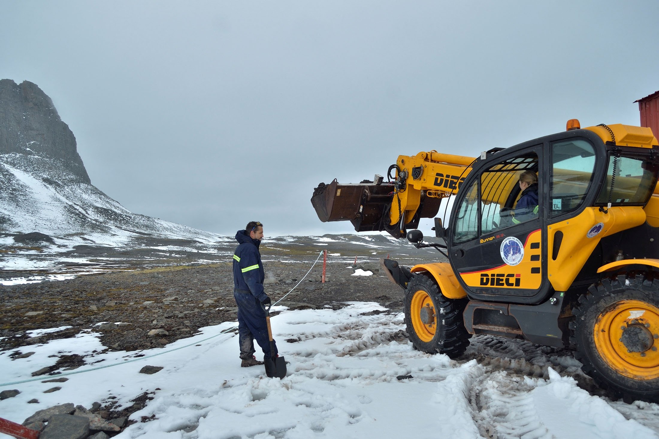 Ilmuwan Argentina mempersiapkan tanah sebelum mengambil sampelnya, di Antartika, 5 Januari 2022. (Foto Reuters)