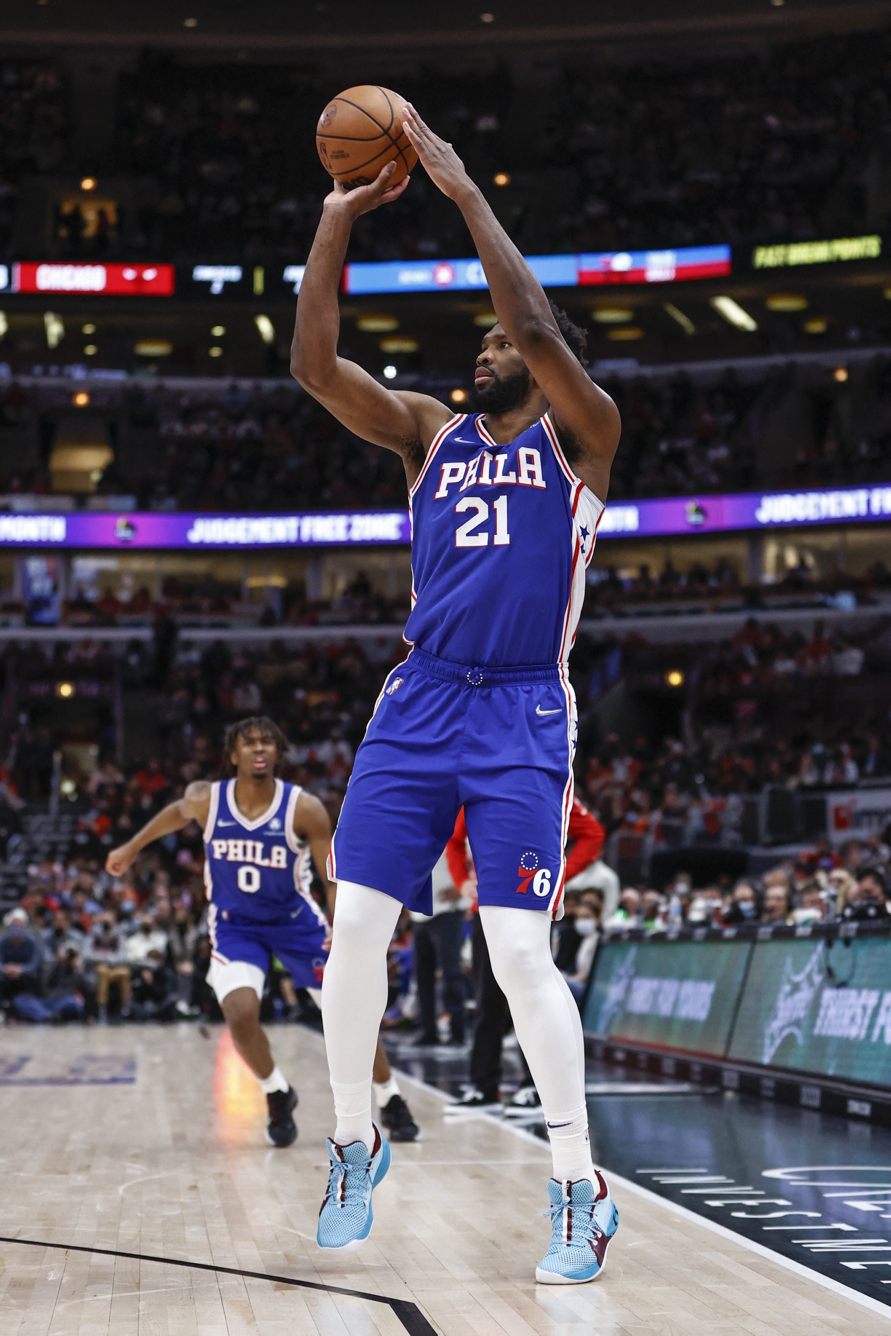 Philadelphia 76ers center Joel Embiid shoots during an NBA game against the Chicago Bulls, Chicago, Illinois, U.S., Feb. 6, 2022. (Rueters Photo)
