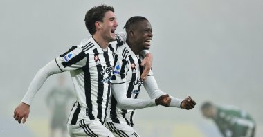 Juventus' Denis Zakaria (R) celebrates with teammate Dusan Vlahovic after scoring against Hellas Verona, Turin, Italy, Feb. 6, 2022. (Reuters Photo)