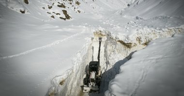 A bulldozer removes piles of snow on the road, in Bahçesaray, Van, eastern Turkey, Feb. 6, 2022. (PHOTO BY UĞUR YILDIRIM) 