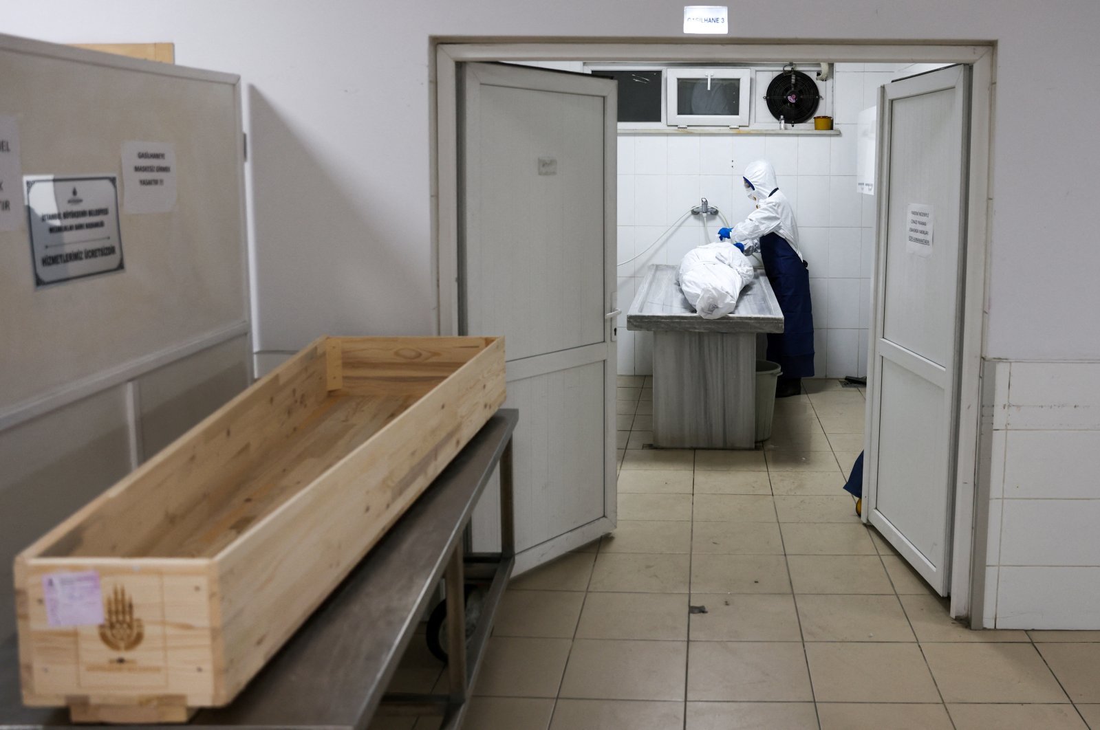 Eda Elal prepares a corpse for burial at a washing cabin in Istanbul, Turkey. Jan. 10, 2022. (Reuters Photo)