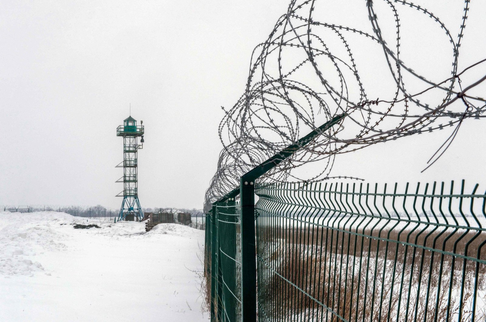 A view of Ukrainian-Russian border, some 40 kms from the second largest Ukrainian city of Kharkiv on February 7, 2022. (Photo by Sergey BOBOK / AFP)