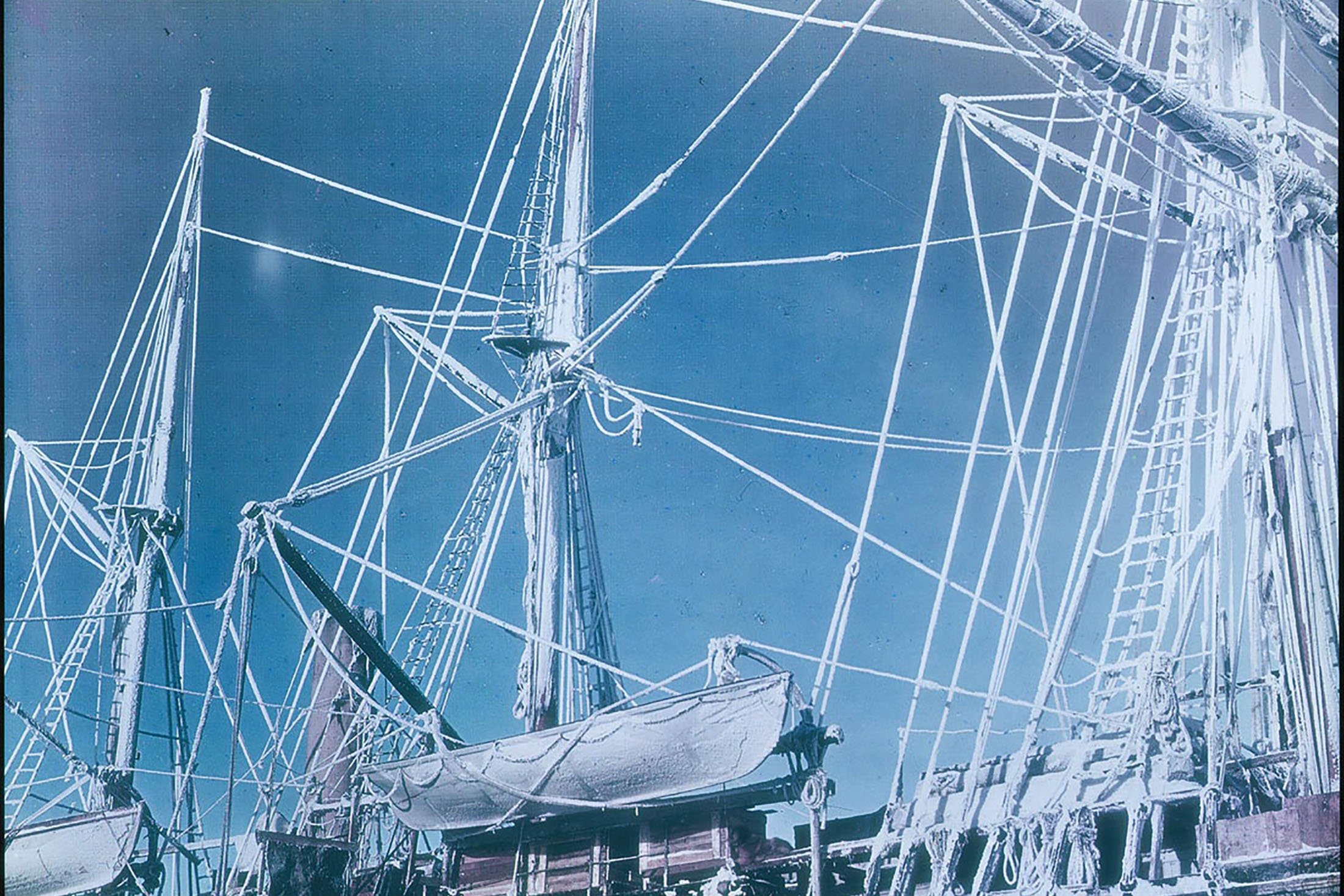 The rigging of the frozen 
