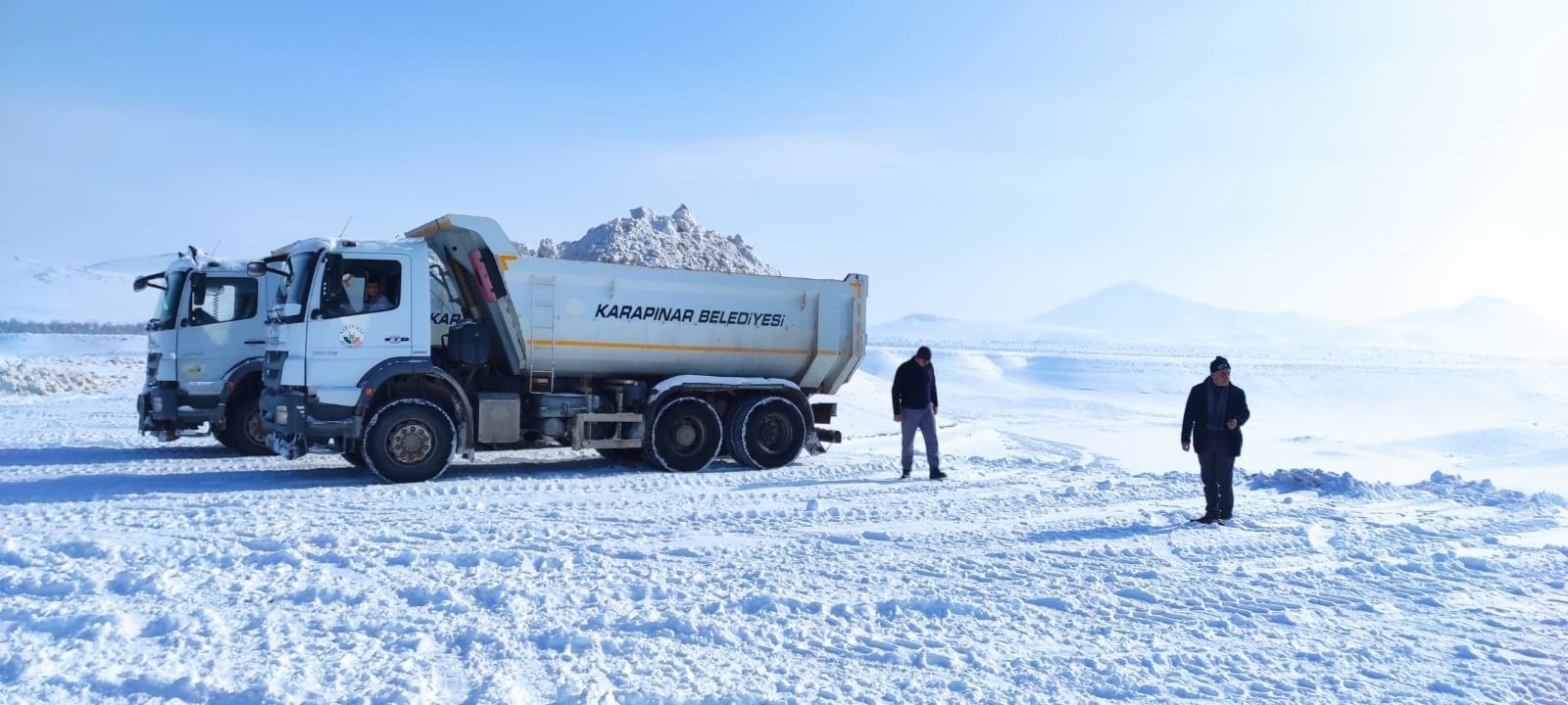 This file image provided on Feb. 7 shows municipality crews from the Karapınar district in the central province of Konya dumping snow near a lake. (DHA Photo)
