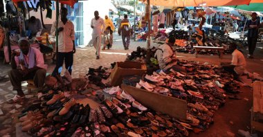 Vendors sell shoes on the street in Hargeisa, Somalia, Jan. 8, 2010. (Shutterstock Photo)