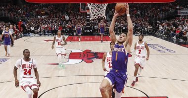 Phoenix Suns guard Devin Booker (R) goes to the basket during an NBA game against the Chicago Bulls, Chicago, Illinois, U.S., Feb 7, 2022. (Reuters Photo)