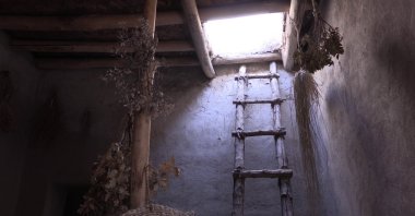 Eva Bosch, Light and darkness at home (Interiors from Aşıklı Höyük), 2015-2021, video installation.
