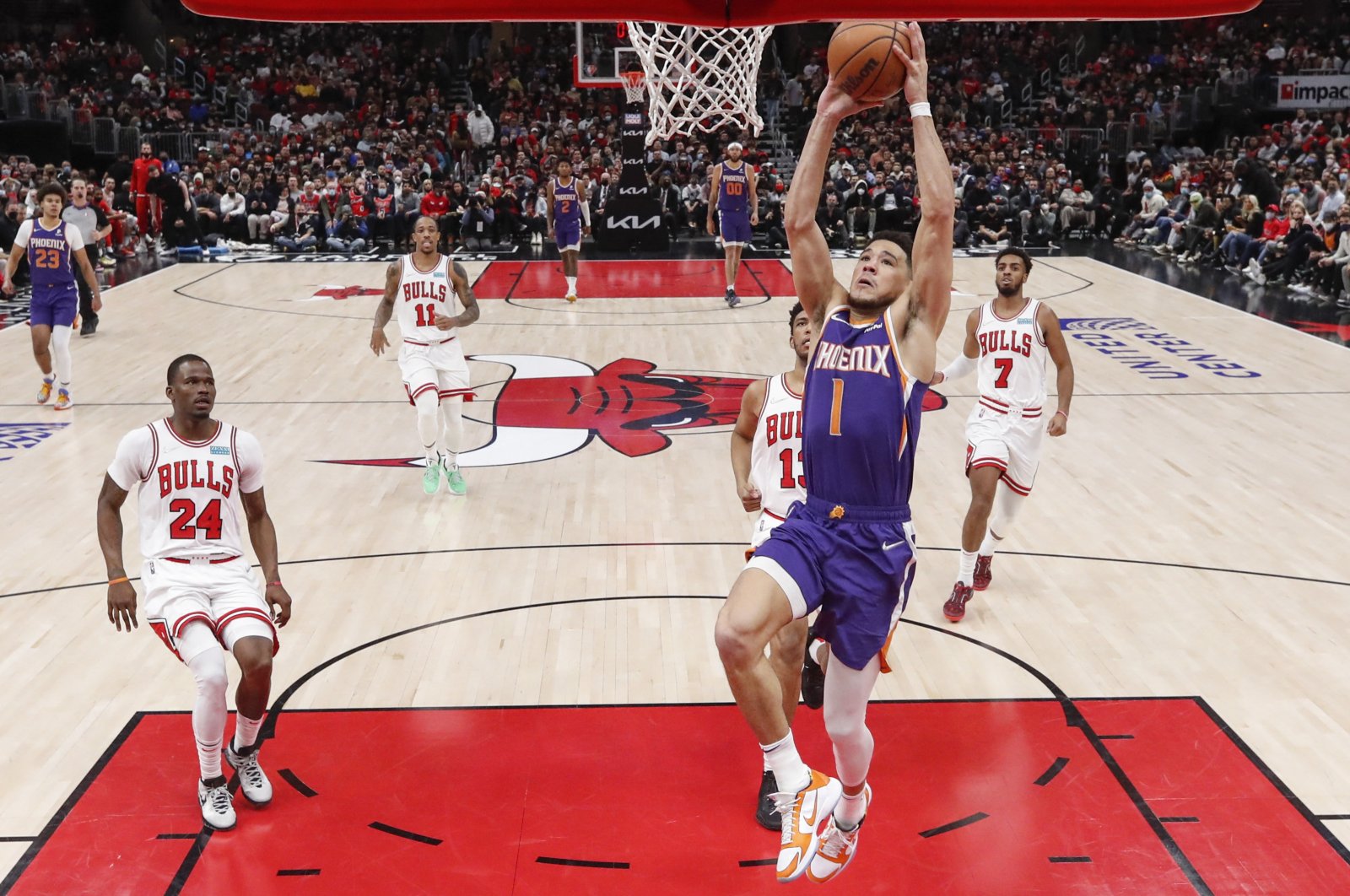 Phoenix Suns guard Devin Booker (R) goes to the basket during an NBA game against the Chicago Bulls, Chicago, Illinois, U.S., Feb 7, 2022. (Reuters Photo)
