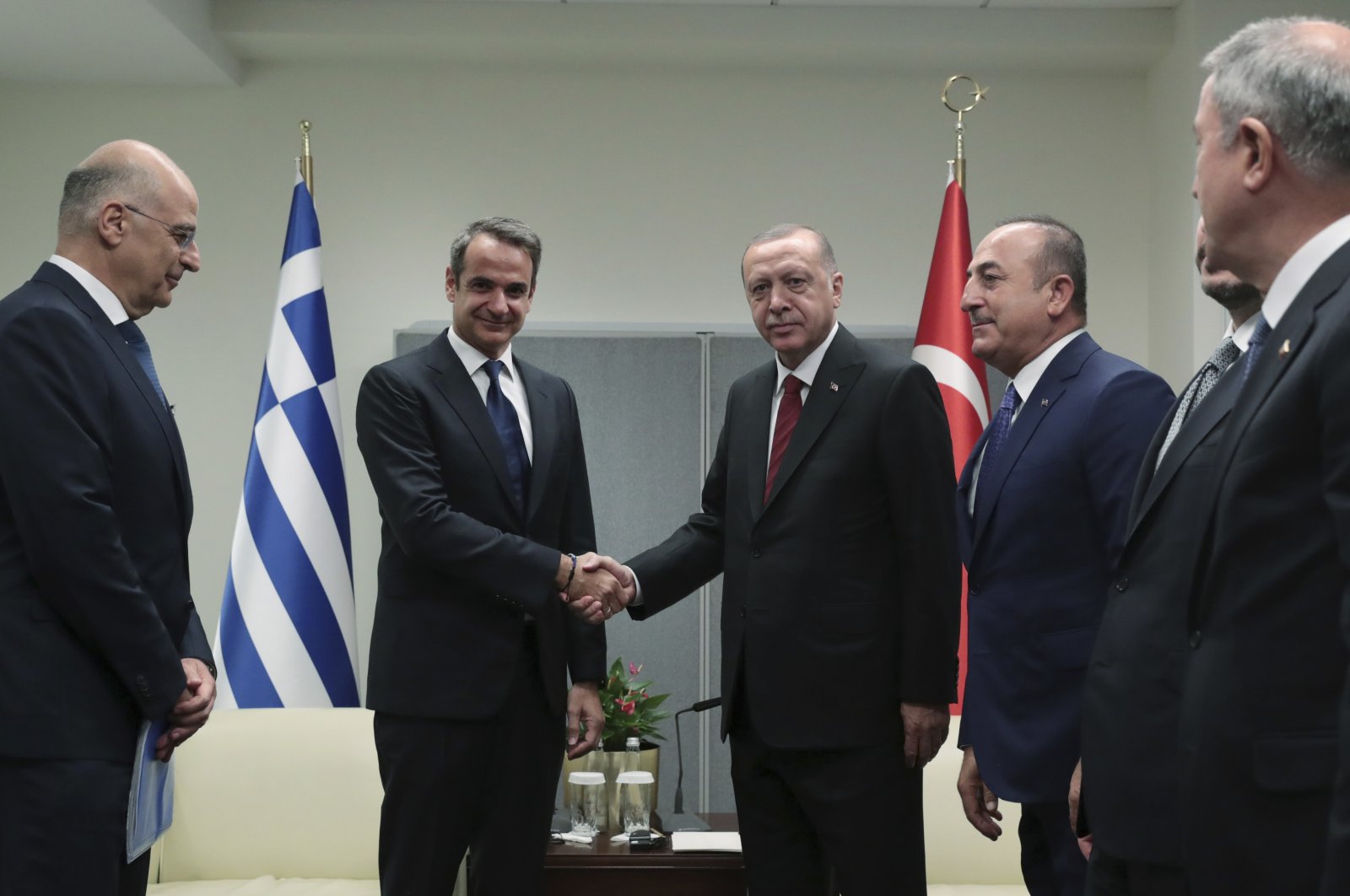 President Recep Tayyip Erdoğan (center R) shakes hands with Greek Prime Minister Kyriakos Mitsotakis (center L) prior to their meeting on the sidelines of the 74th session of the United Nations General Assembly at U.N. headquarters, New York, U.S., Sept. 25, 2019. (Presidential Press Service via AP)
