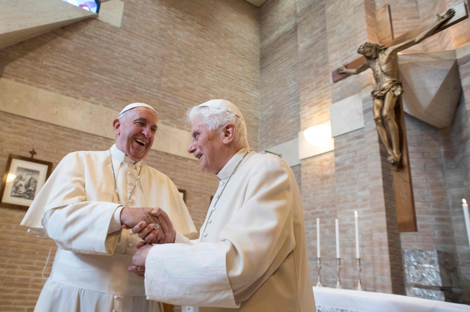 Pope Francis (L) shakes hands with Pope Emeritus Benedict XVI, in the Vatican, Nov. 19, 2016. (AFP Photo)