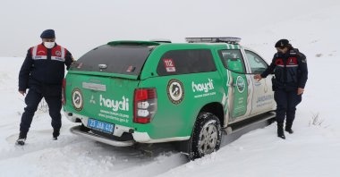 HAYDI team delivers food with gendarmerie in Elazığ, eastern Turkey, Feb. 7, 2022. (DHA Photo)