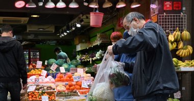 Shoppers buy vegetables a day after many shops ran out of some products in Hong Hong, Feb. 9, 2022. (AFP Photo)