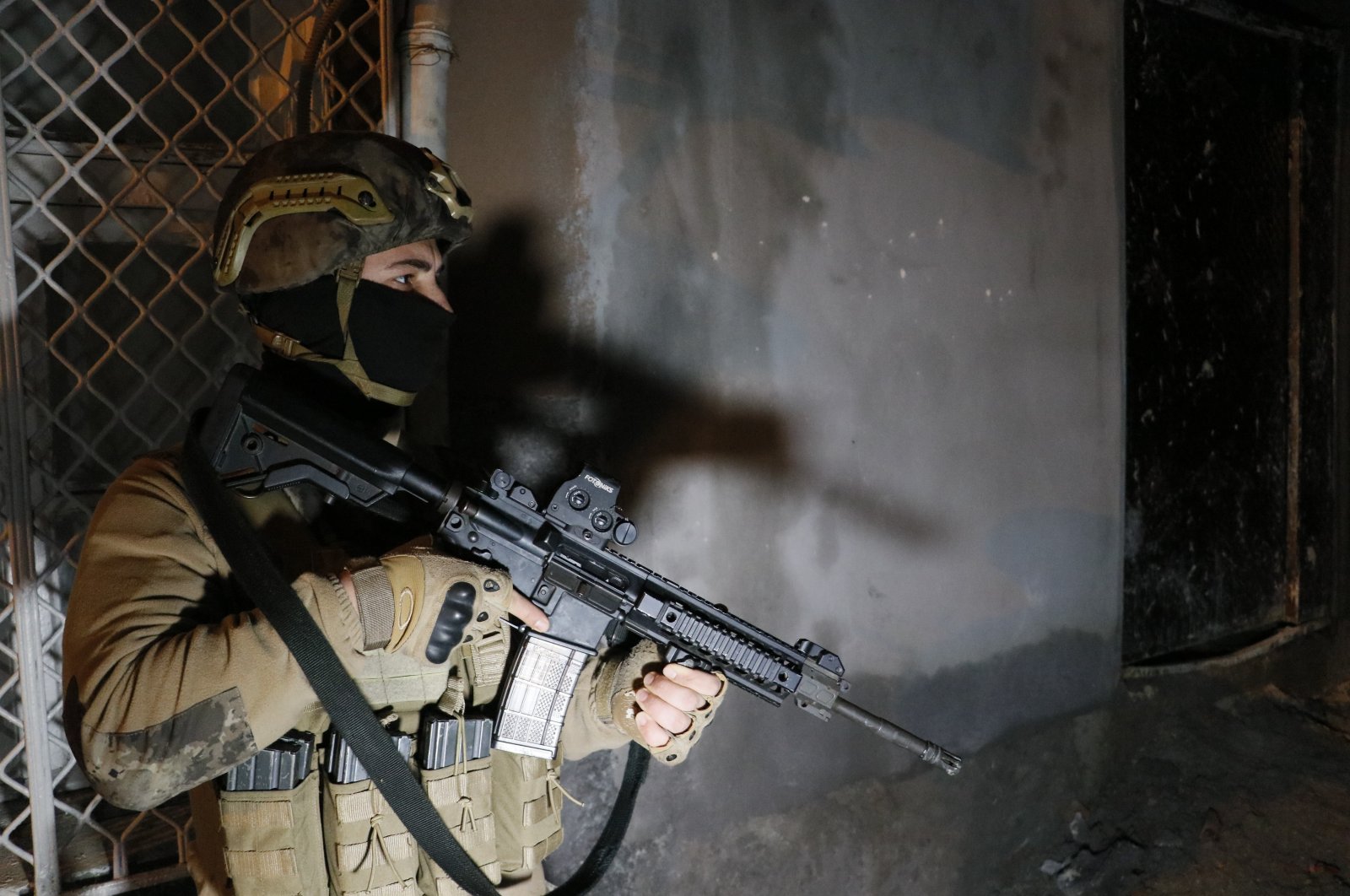 A counterterrorism officer participates in dawn raids against the Daesh terrorist group in Adana, Turkey, Feb. 9, 2022. (IHA Photo)