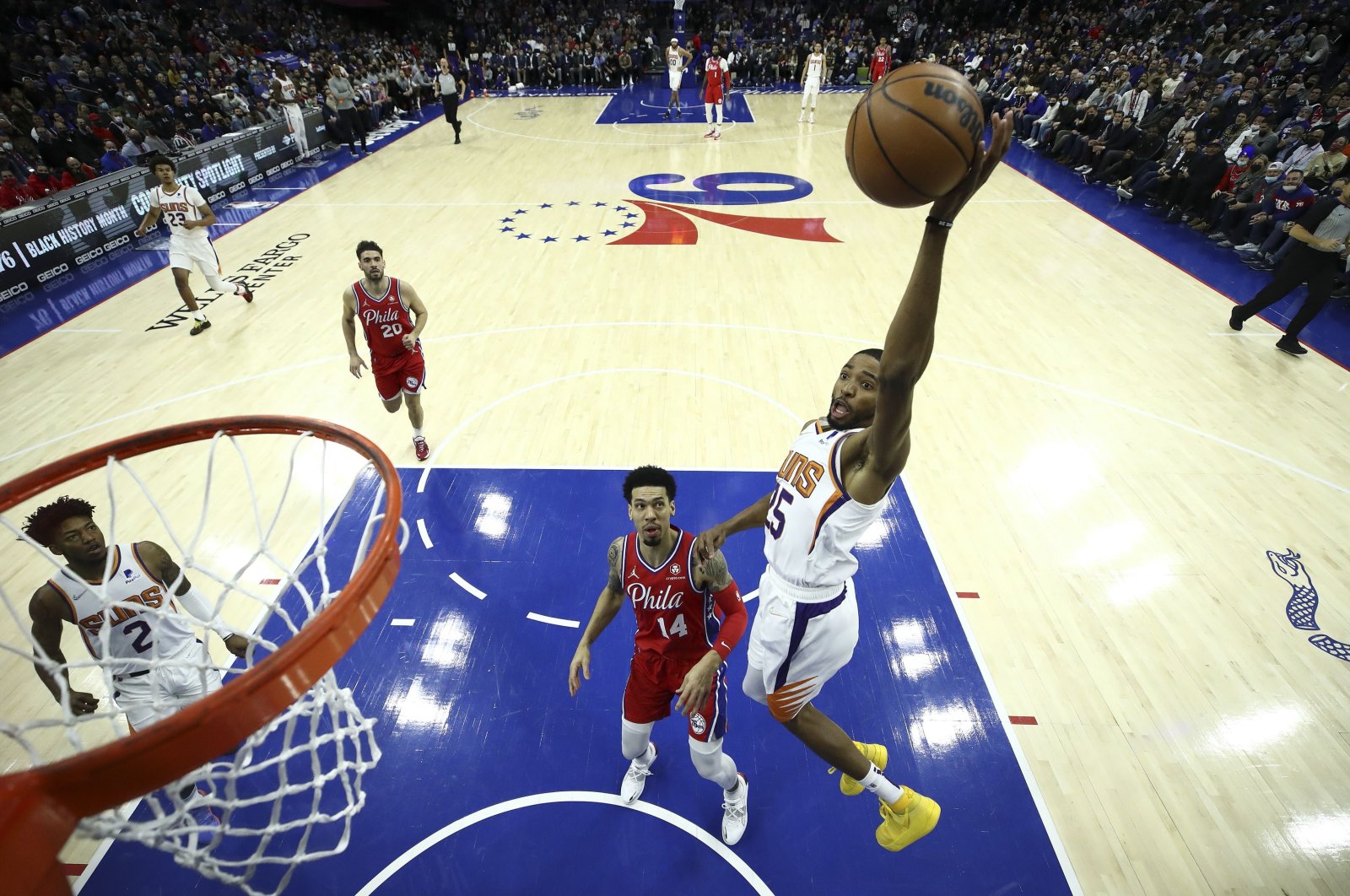 Phoenix Suns&#039; Mikal Bridges (R) goes for a dunk during an NBA game against the Philadelphia 76ers, Philadelphia, Pennsylvania, U.S., Feb. 08, 2022. (AFP Photo)