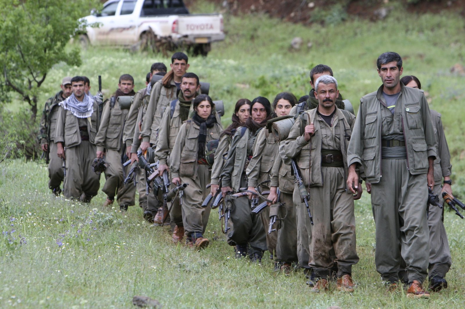 PKK terrorists walk on the way to their new base in northern Iraq, May 14, 2013. (Reuters File Photo)
