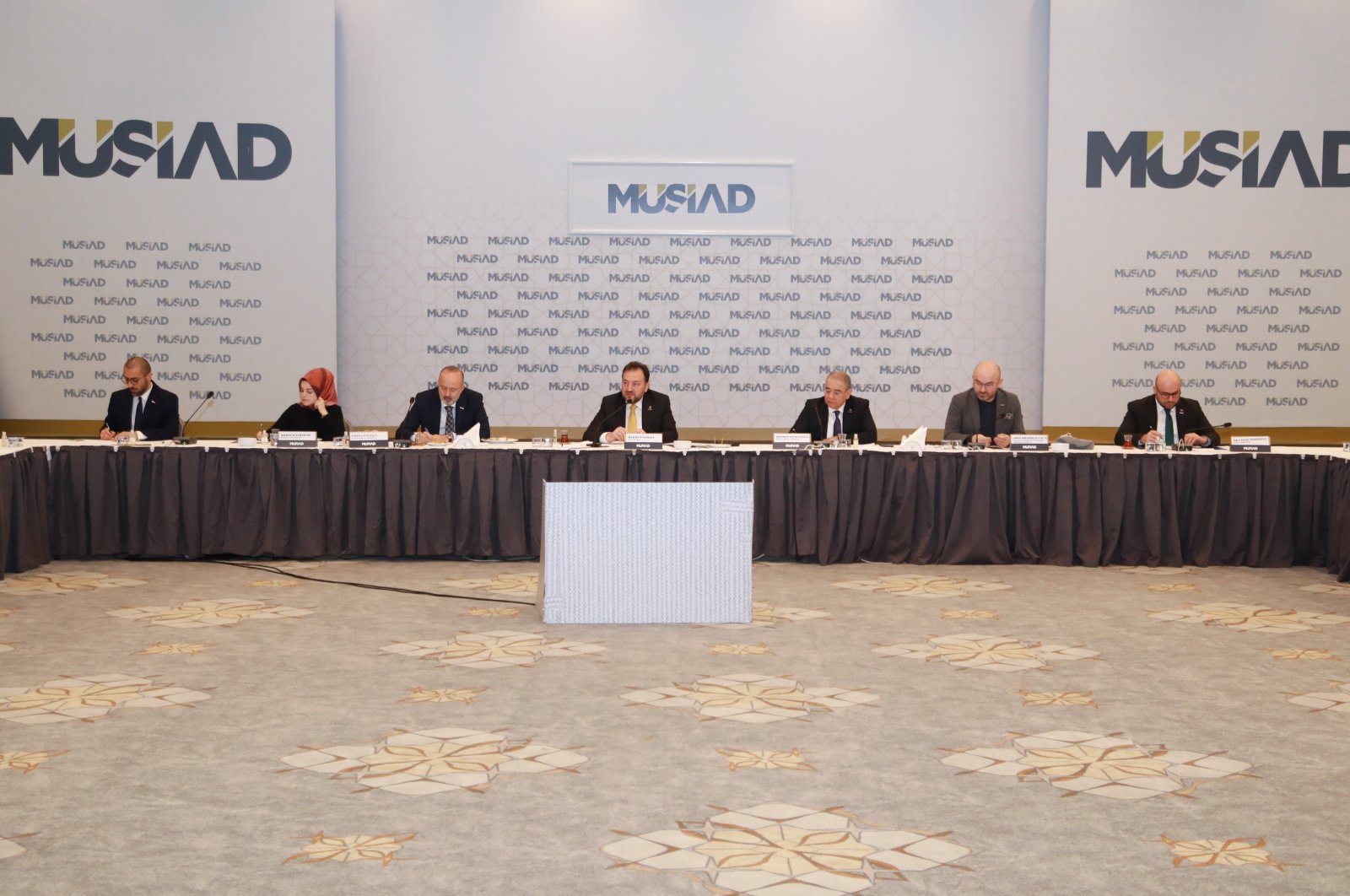 Mahmut Asmalı (C), the chairperson of Independent Industrialists and Businesspersons Association (MÜSIAD) and other executives during a meeting with press members in Istanbul, Turkey, Feb. 9, 2022. (Courtesy of MÜSIAD)