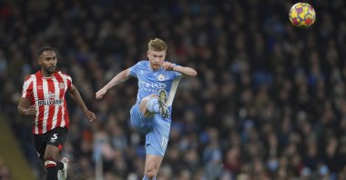 Manchester City's Kevin De Bruyne (C) in action during a Premier League match against Brentford, Manchester, England, Feb. 9, 2022. (AP Photo)