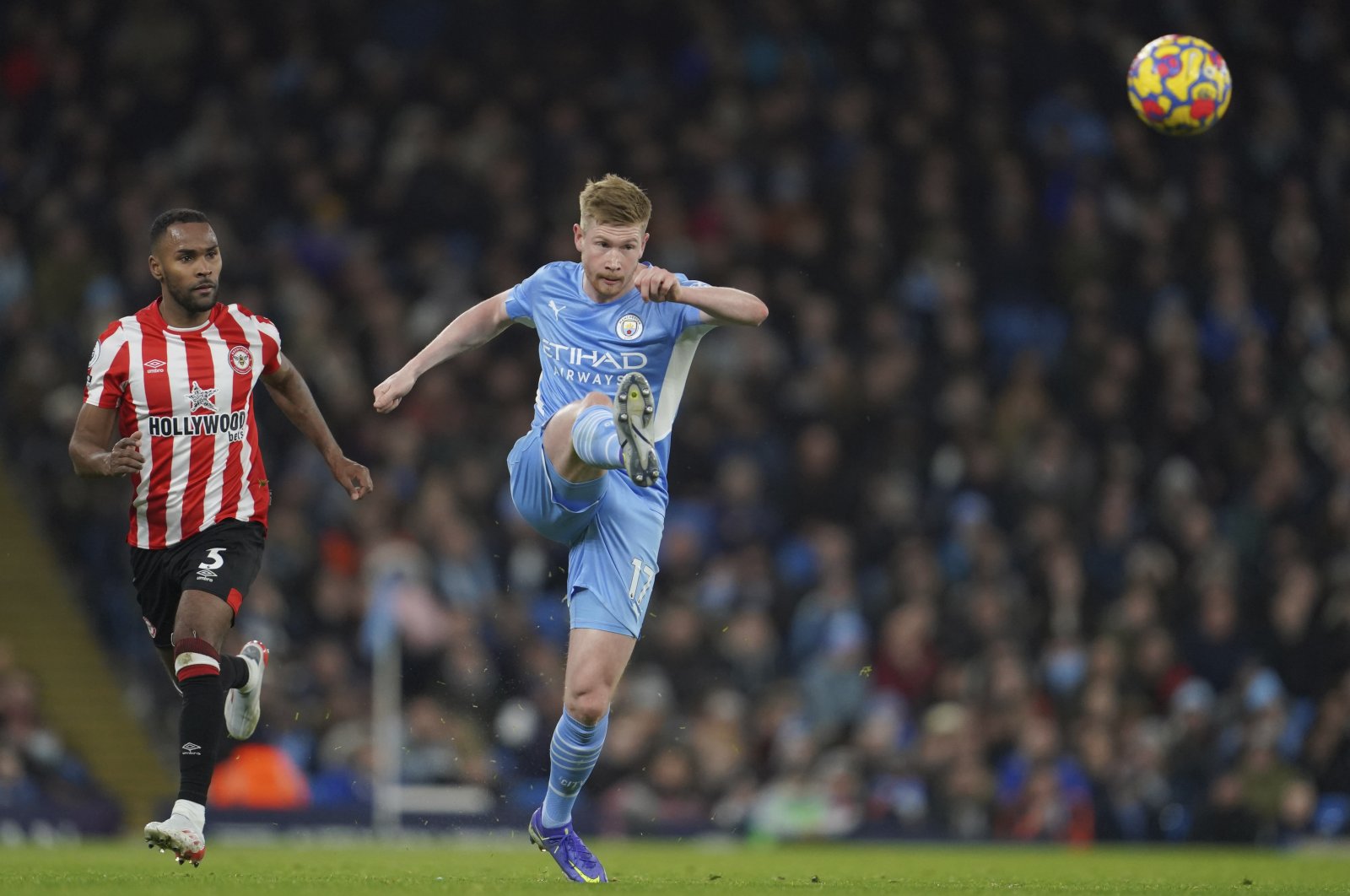Manchester City&#039;s Kevin De Bruyne (C) in action during a Premier League match against Brentford, Manchester, England, Feb. 9, 2022. (AP Photo)
