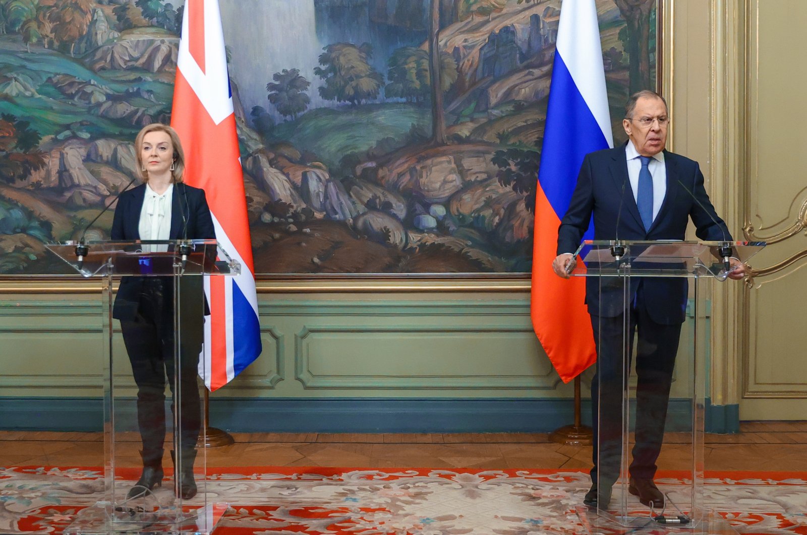 Ein vom Pressedienst des russischen Außenministeriums zur Verfügung gestelltes Handout-Foto zeigt den russischen Außenminister Sergej Lawrow (R) und die britische Außenministerin Elizabeth Truss (L) während einer gemeinsamen Pressekonferenz nach ihren Gesprächen in Moskau, Russland, 10. Februar. 2022. (EPA-Foto)