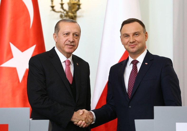 President Recep Tayyip Erdoğan (L) and Polish President Andrzej Duda shake hands, Ankara, Turkey, Oct. 17, 2017. (Courtesy of Turkish Presidency)