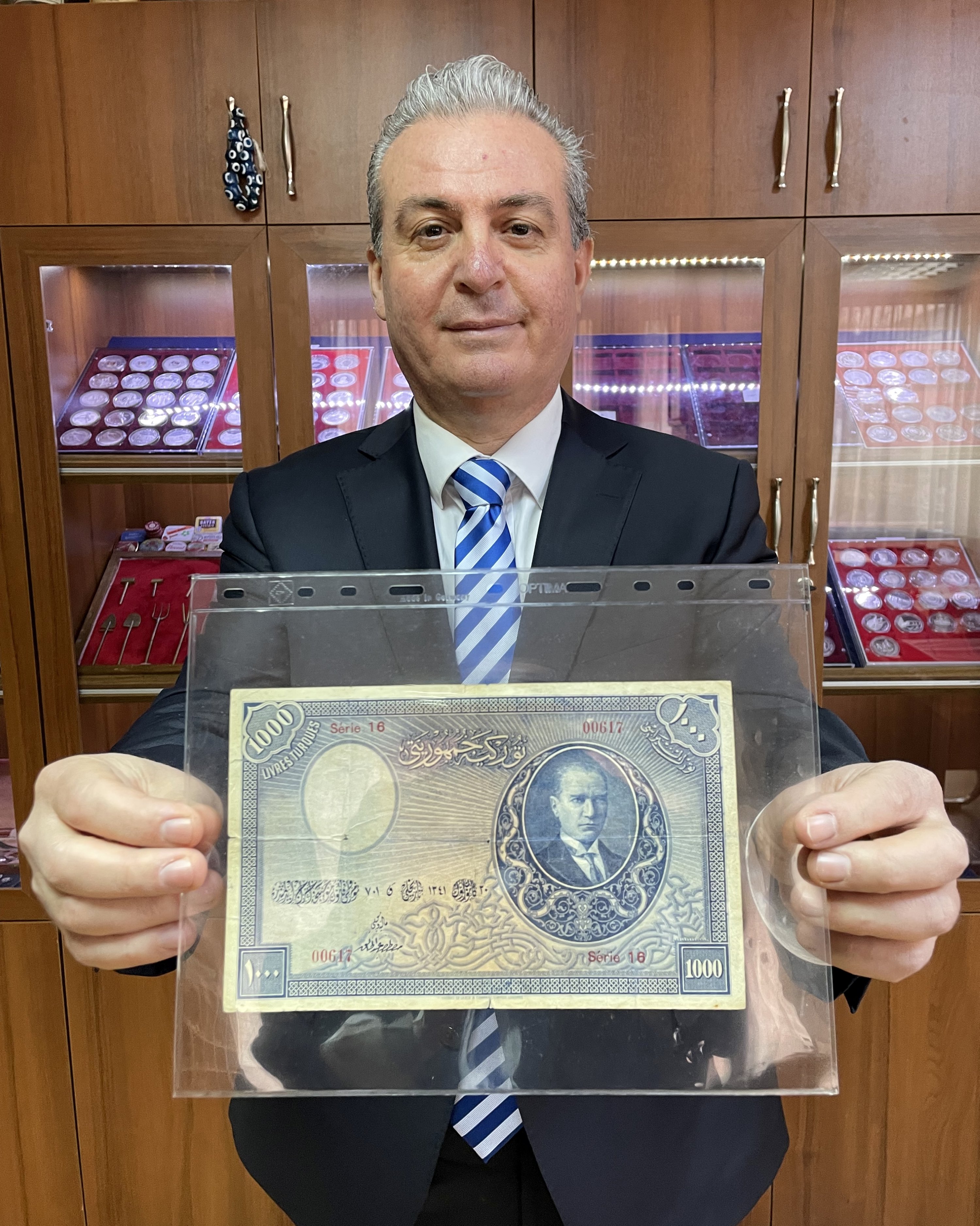 Necati Doğan holds the first emission TL 1,000 banknote, Ankara, Turkey, Feb. 10, 2022. (AA)