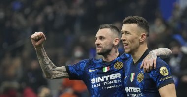 Inter Milan's Ivan Perisic (R) celebrates a goal with his teammate Marcelo Brozovic during a Serie match against AC Milan at the San Siro Stadium, in Milan, Italy, Feb. 5, 2022. (AP Photo)