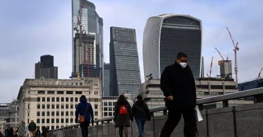 Pedestrians walk through London&#039;s financial district in London, U.K., Jan. 26, 2022. (EPA Photo)