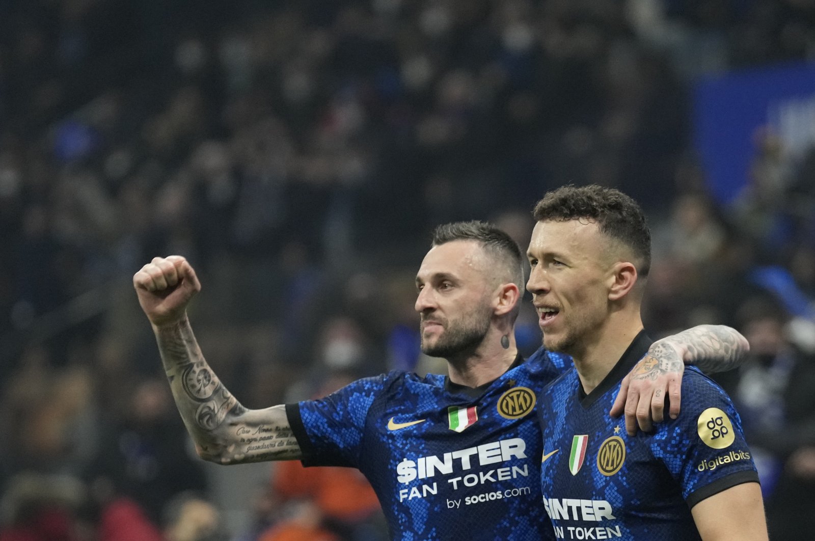 Inter Milan&#039;s Ivan Perisic (R) celebrates a goal with his teammate Marcelo Brozovic during a Serie match against AC Milan at the San Siro Stadium, in Milan, Italy, Feb. 5, 2022. (AP Photo)